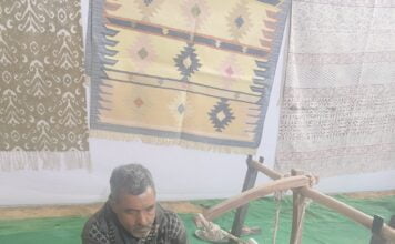 ശബ്ദിക്കാത്ത തറികൾ!